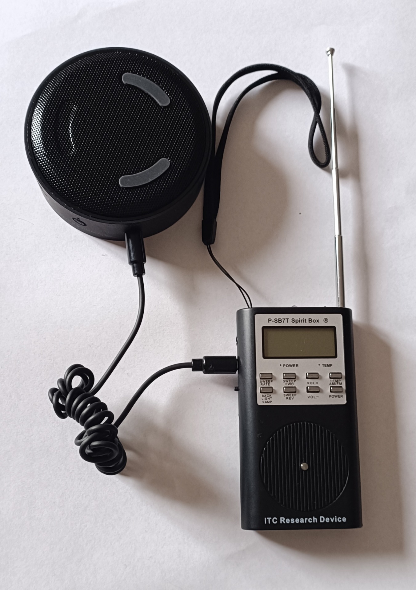 La PSB7T est un appareil de balayage radio utilisé dans certaines expérimentations de transcommunication instrumentale. Comme elle capte des fragments de fréquences radiophoniques, ses résultats nécessitent des contrôles méthodologiques particulièrement rigoureux.
