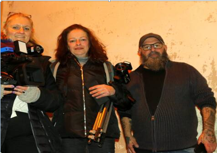 Viviane avec la caméra, Sylvie et Ptit Ber en quête de rencontres paranormales. Photo C. S.